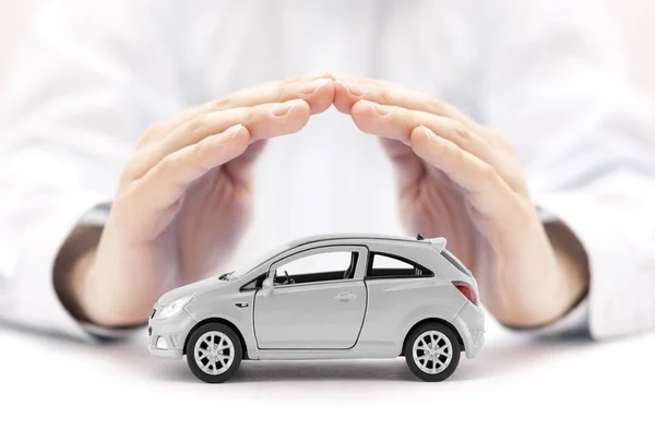 汽车保险的概念 手盖银色玩具车 — 图库照片