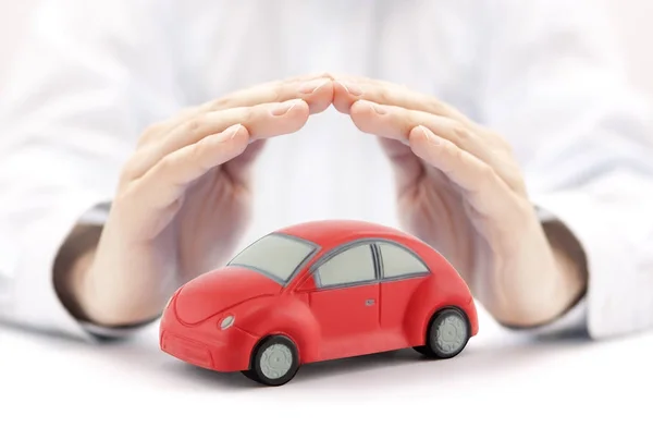 汽车保险的概念 手盖红色玩具车 — 图库照片