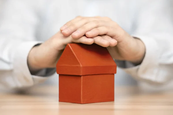 Petite Maison Orange Protégée Par Les Mains — Photo