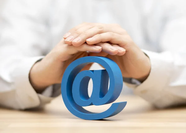 Símbolo Email Azul Protegido Por Mãos — Fotografia de Stock