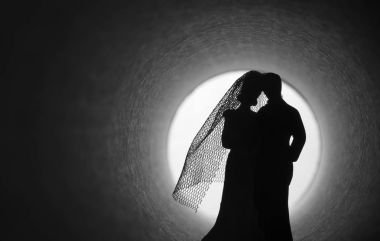 Evlilik kriz kavramı. Gelin ve damat karanlık bir tünelde.