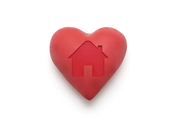 Червоне Серце Відбитою Формою Будинку Білому Тлі Відсічним Контуром — стокове фото