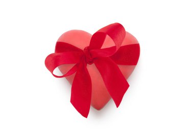 Beyaz arka plan üzerinde izole kırmızı kurdele ile kırmızı kalp 