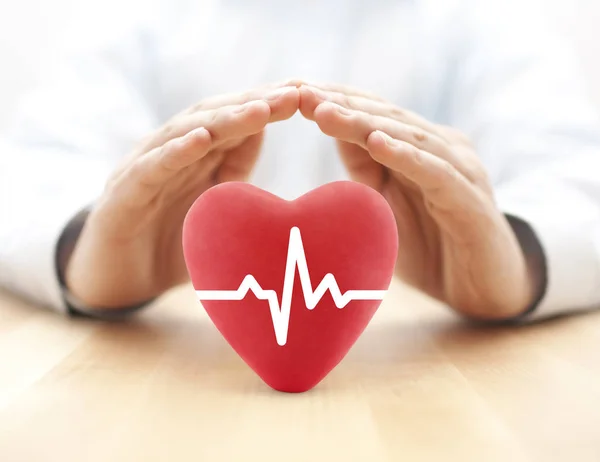 Puls Serca Objęte Ręce Koncepcja Ubezpieczeń Zdrowotnych — Zdjęcie stockowe