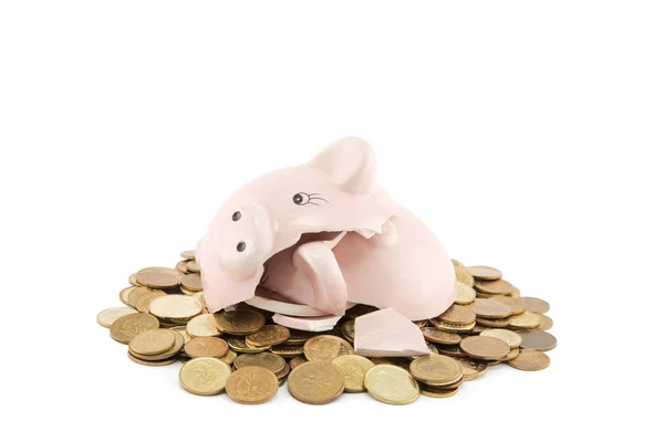 Banco Piggy Quebrado Com Moedas Fundo Branco Com Caminho Recorte — Fotografia de Stock
