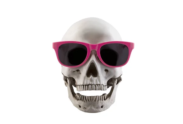 人間の頭蓋骨はピンクの眼鏡をかけ 白い背景にクリッピングパスで隔離された顎を開きます — ストック写真