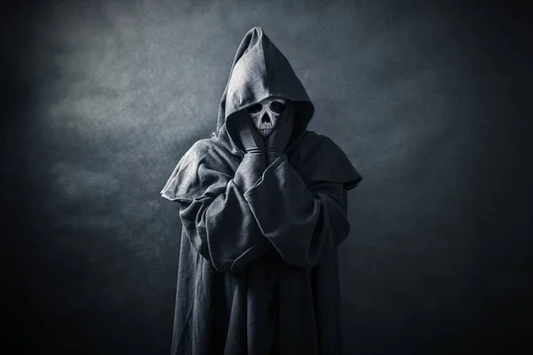 Ghostly Figuur Capuchon Mantel — Stockfoto