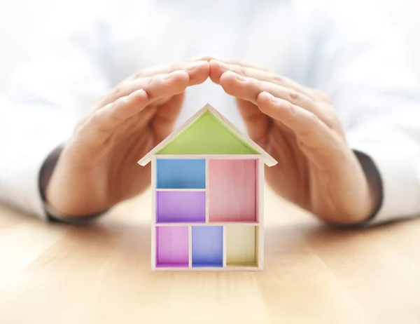 Kleurrijke Houten Huis Beschermd Door Handen — Stockfoto