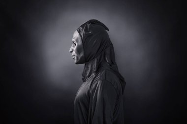  Maskeli, kapüşonlu korkunç bir şahıs. 