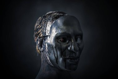 Karanlıkta korkunç kanlı maskeli korkunç bir adam.