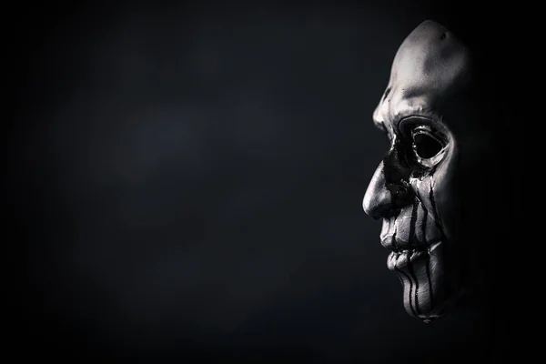 Figura Assustadora Com Máscara Sangrenta Assustadora Escuro — Fotografia de Stock