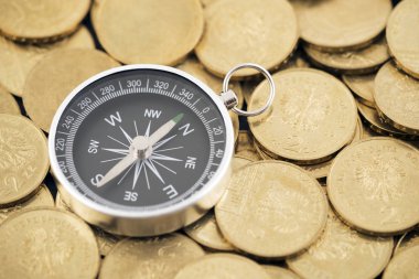 Bozuk paralar ve pusula ile finansal konsept