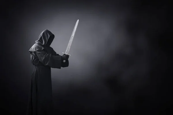 Gespenstische Gestalt Mit Mittelalterlichem Schwert Dunkeln — Stockfoto