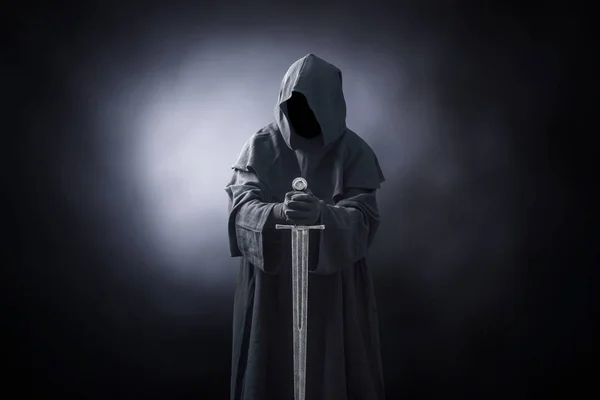 Figura Fantasmagórica Com Espada Medieval Escuro — Fotografia de Stock