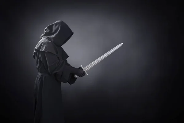 Τρομερή Φιγούρα Μεσαιωνικό Σπαθί Στο Σκοτάδι — Φωτογραφία Αρχείου