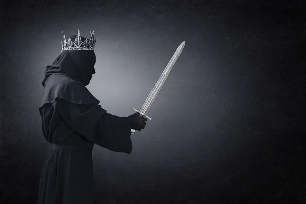 Φάντασμα Βασίλισσας Βασιλιά Μεσαιωνικό Σπαθί Στο Σκοτάδι — Φωτογραφία Αρχείου