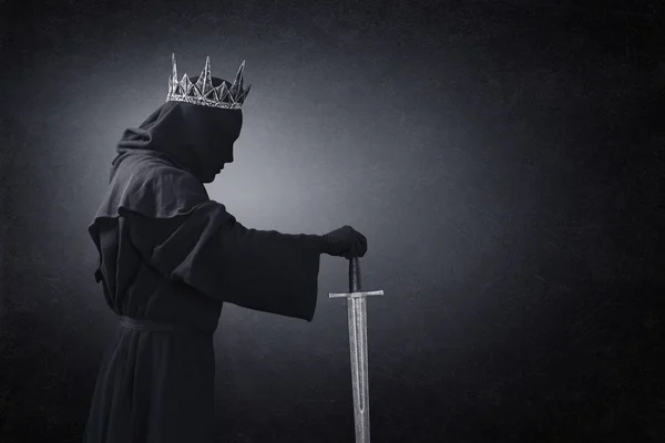 Fantasma Uma Rainha Rei Com Espada Medieval Escuro — Fotografia de Stock