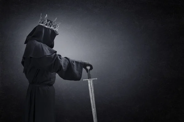 Fantôme Une Reine Roi Avec Une Épée Médiévale Dans Obscurité — Photo