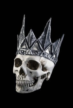 Siyah arka planda izole edilmiş taç giyen insan kafatası