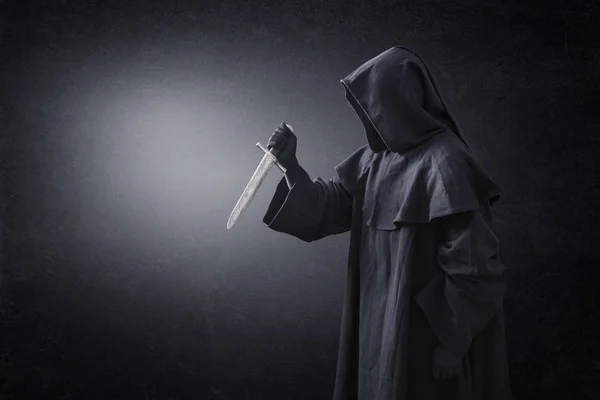 Человек Капюшоне Древним Ножом Темноте — стоковое фото