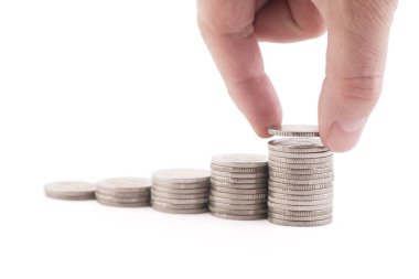 Beyaz arkaplanda kırpma yolu ile izole edilmiş yükselen bozuk para yığını