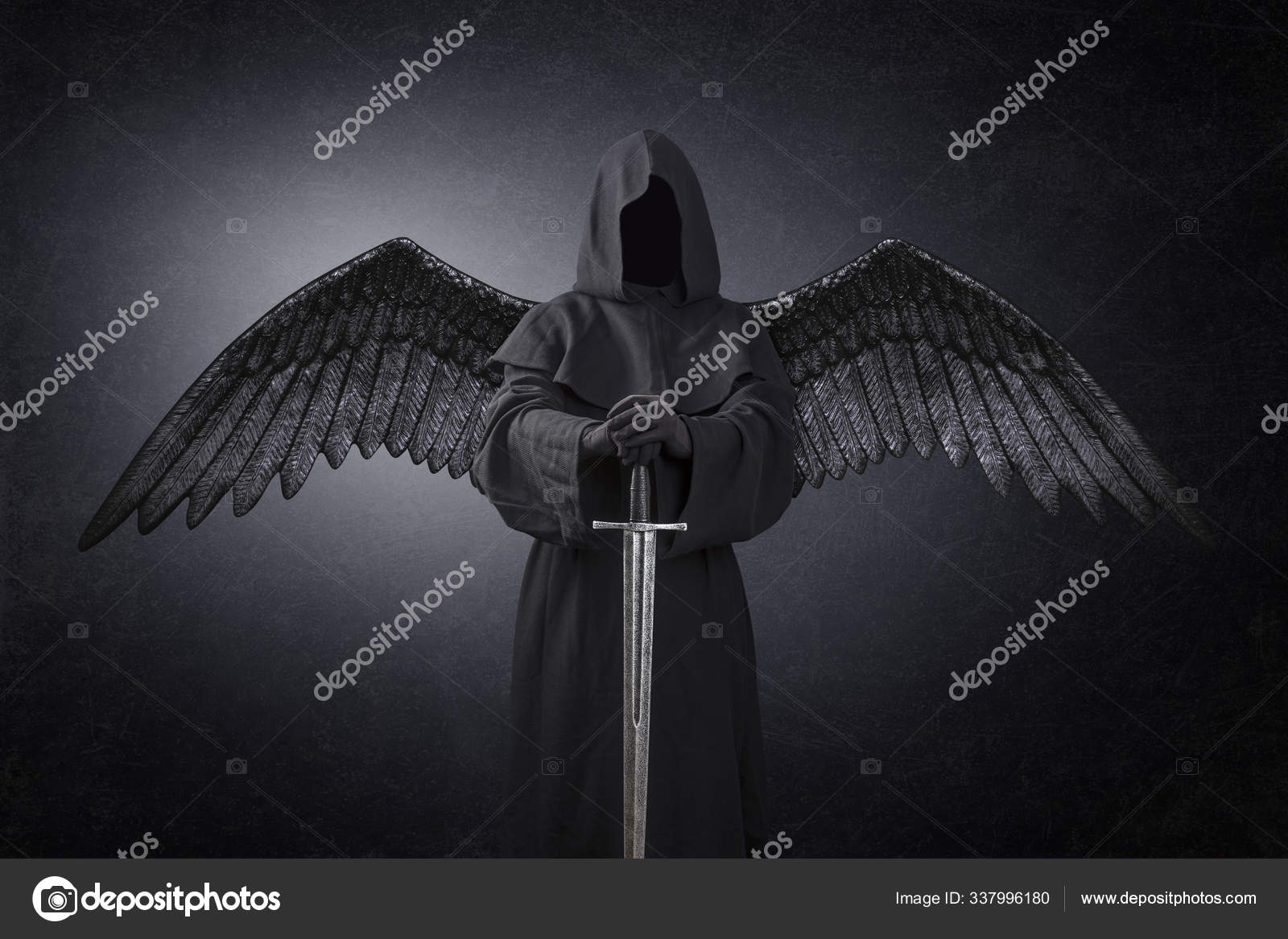 Dunkler Engel Mit Mittelalterlichem Schwert Dunkeln – Stockfoto © sqback  #337996180, image size:1600x1167