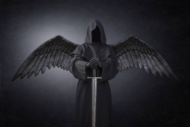Karanlıkta ortaçağ kılıcıyla kara melek