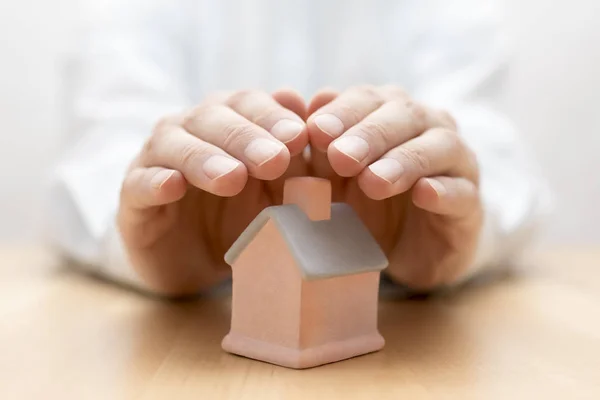 Sachversicherungen Haus Miniatur Fallenden Hände — Stockfoto