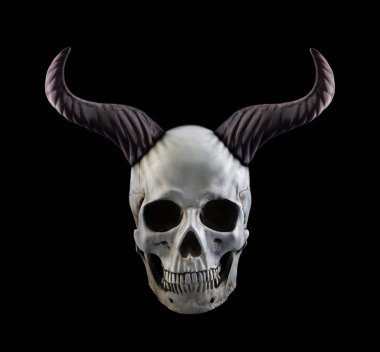 Siyah arka planda izole edilmiş boynuzlu insan kafatası