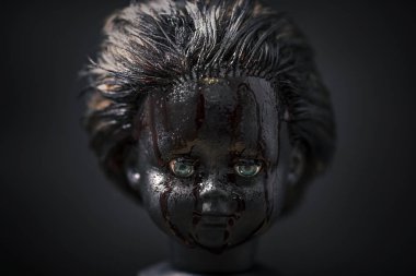 Karanlıktaki ürkütücü kanlı bebek