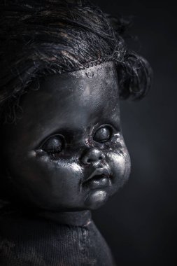 Karanlıktaki ürkütücü bebek