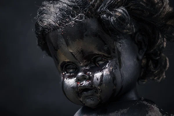 黑暗中可怕的血腥娃娃 — 图库照片