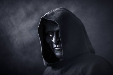 Maskeli, kapüşonlu korkunç bir şahıs.