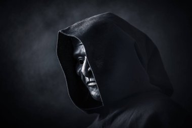 Maskeli, kapüşonlu korkunç bir şahıs.