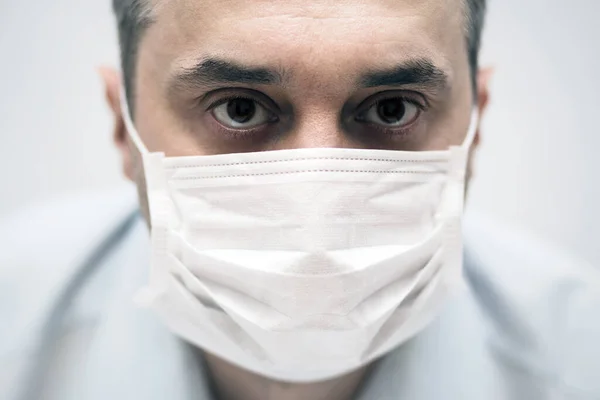 Man Met Gezichtsmasker Tegen Coronavirus — Stockfoto