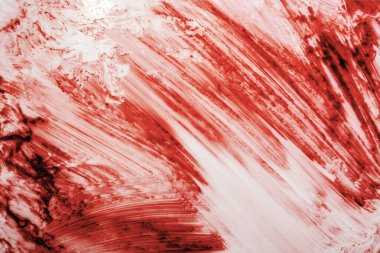 Beyaz arka planda kırmızı kanlı izler