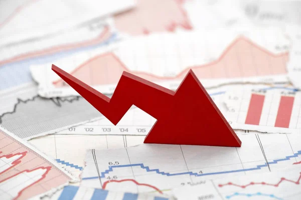 Pénzügyi Válság Koncepció Csökkenő Piros Nyíl Pénzügyi Diagramok Újságokból — Stock Fotó