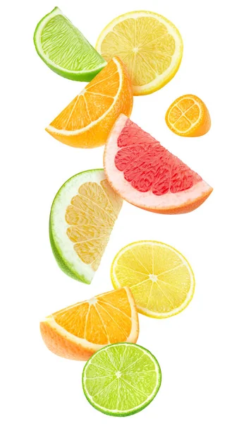 Izolované pádu nakrájené citrusové plody — Stock fotografie
