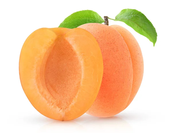 Изолированные абрикосы — стоковое фото