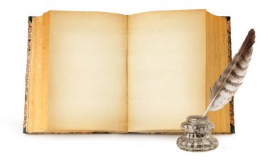 Boş sarı sayfaları olan izole eski bir kitap.