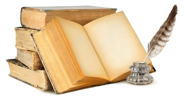 Izolované staré knihy s prázdnými stránkami, kalamářem a brkem — Stock fotografie