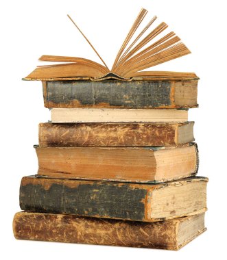 Eski kitapların üzerine izole edilmiş açık bir kitap.