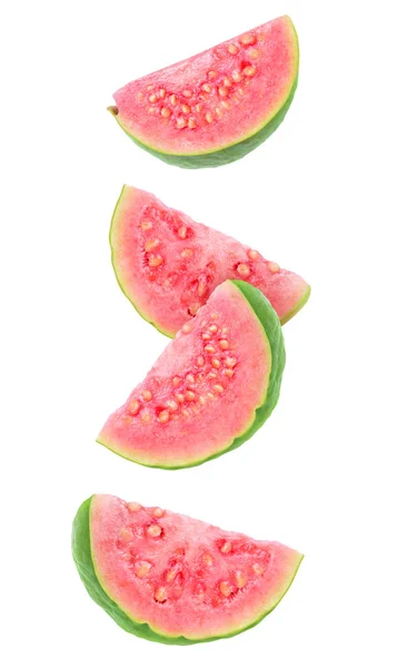 Izolované Plátky Guavy Čtyři Klíny Zelené Růžové Zmačkané Kvajávy Ovoce — Stock fotografie