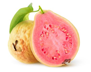 İzole edilmiş guavalar. Beyaz arka planda sarı derili ve pembe etli guava tropikal meyveleri kes