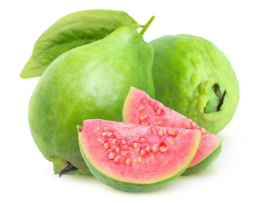 İzole edilmiş guava. İki yeşil guava meyvesi ve iki dilim pembe et kesme yolu ile beyaz arka planda izole