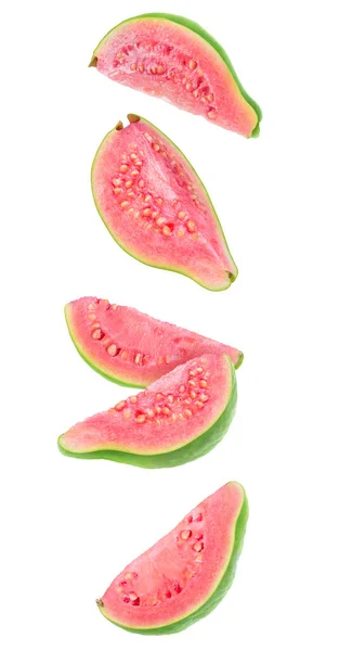 空気中のグアバ果物の部分 新鮮なグアバの5枚のスライスとともにピンクの肉は白い背景に落ちます — ストック写真
