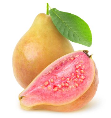 Kesilmiş guava meyveleri. Beyaz arka planda izole edilmiş sarı derili pembe etli guava.