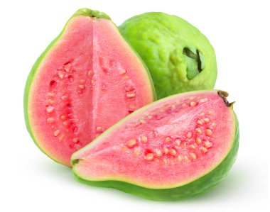 İzole edilmiş guava meyveleri. Yeşil derili pembe guavalar kesme yolu ile beyaz arkaplanda izole edilmiş yarımlar halinde