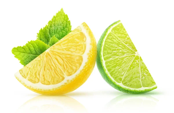 Isolato Due Fette Agrumi Pezzi Limone Lime Con Foglie Menta — Foto Stock