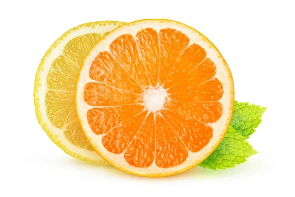 고립된 조각들 입니다 배경에 잎으로 분리되어 오렌지와 레몬의 횡단면 — 스톡 사진